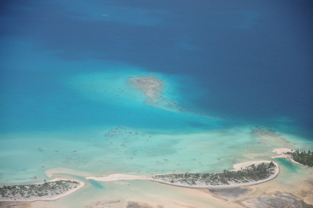 lagon de rangiroa en polynesie vue du ciel