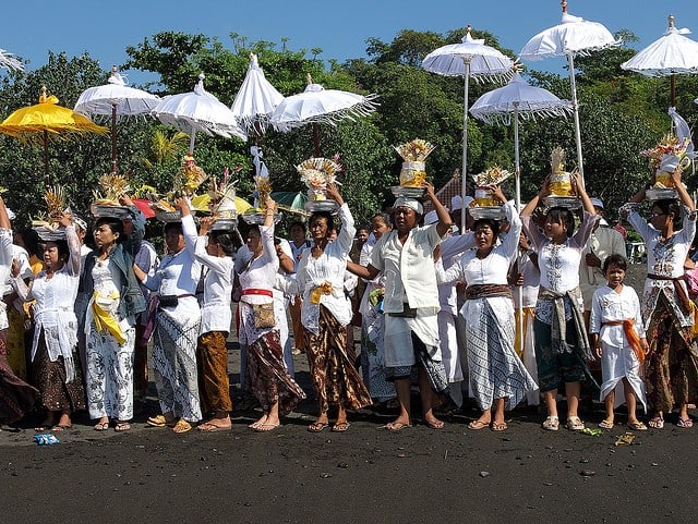 Cérémonie traditionnelle balinaise à Candidasa (Bali, Indonésie)