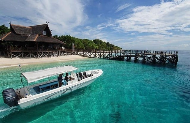 bateau et eaux turquoises de Pulau Mataking en Malaisie