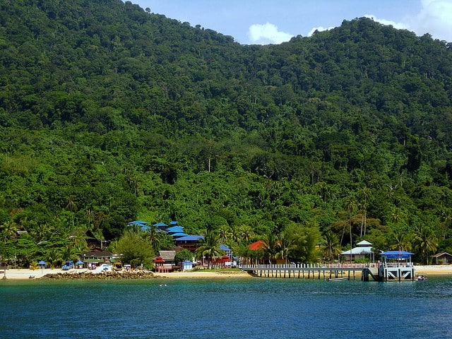 plage, mer et jungle dense de l'île Tioman en Malaisie