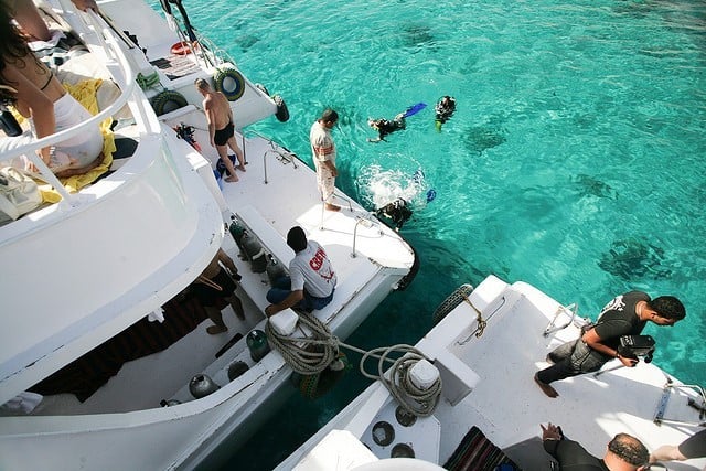 groupe de touristes bateau snorkeling egypte