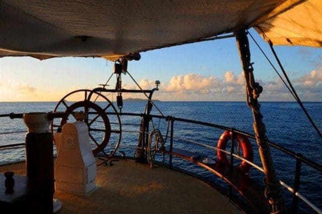 bateau de croisiere plongee sous marine seychelles ocean indien